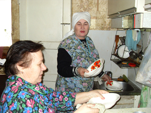 Воронцова А.Н. помогает своей подопечной Шилиной Н.К. по хозяйству