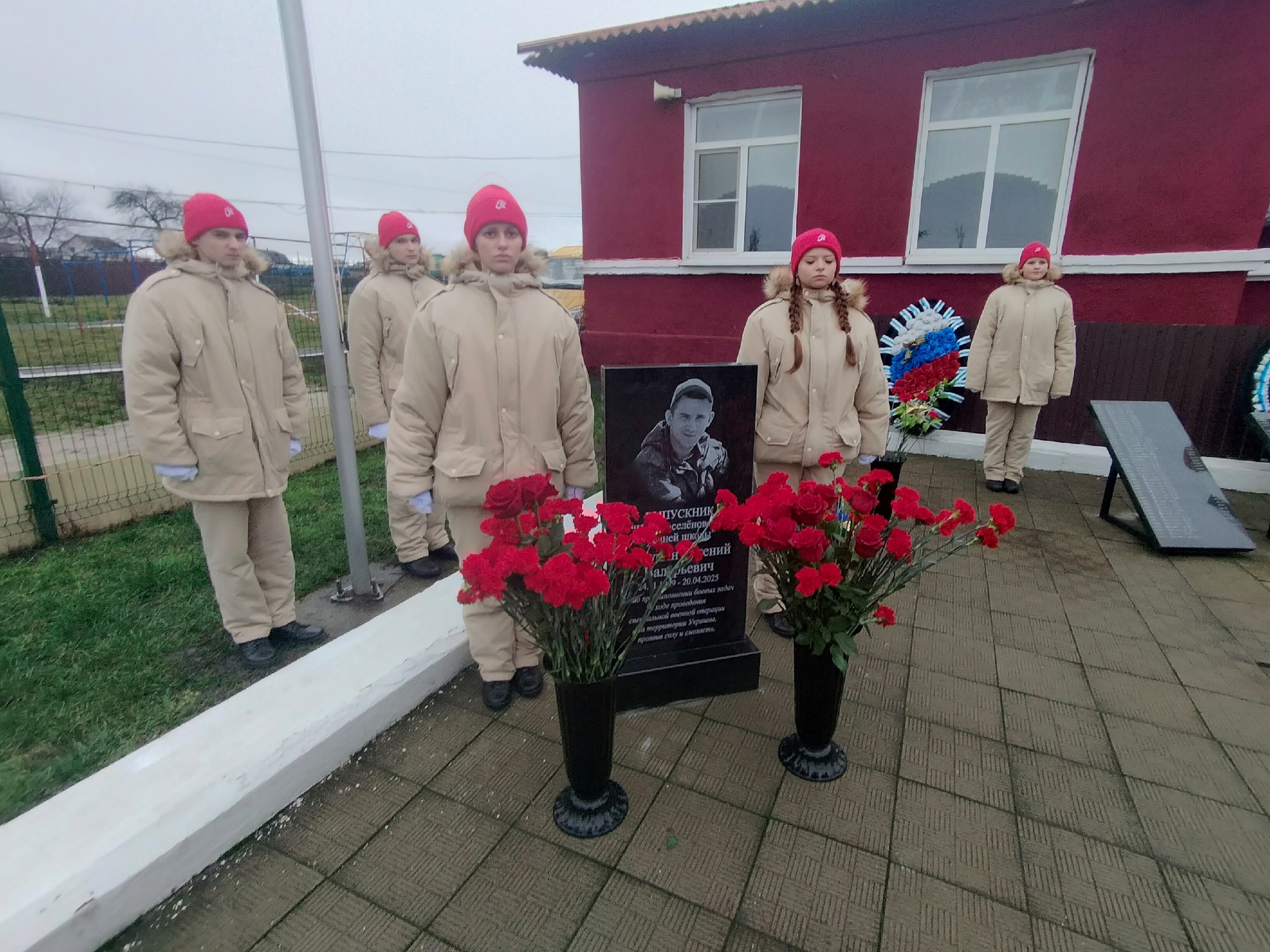 Увековечили память героя